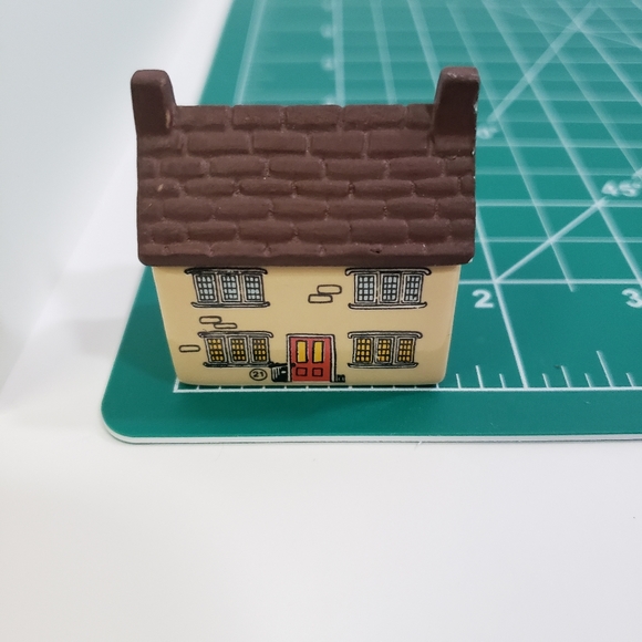 Wade England Figurines Whimsey on Why Broomshaw Cottage #21 - Picture 9 of 11